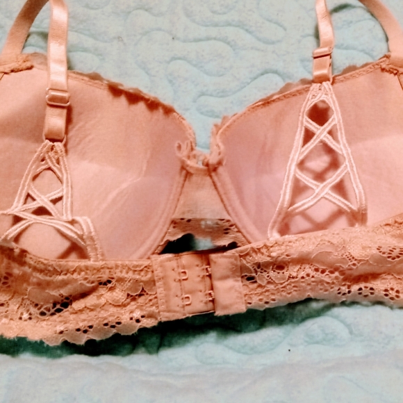 2 Bras - Picture 3 of 11